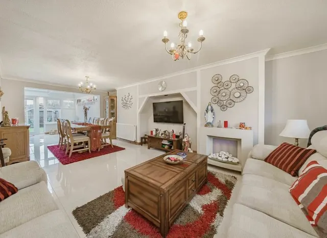 Main Street, Hanworth, TW13, photo 2