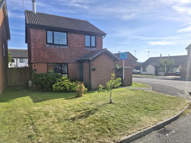 Well House Drive, Penymynydd, CH4, photo 1