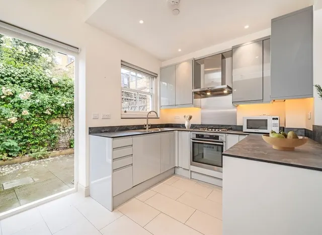 Photo 3 — Sandilands Road, Fulham, SW6