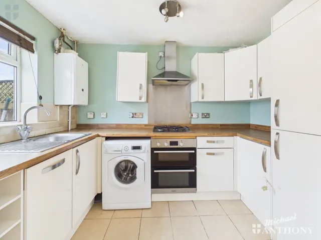 Photo 3 — Parrot Close, AYLESBURY, HP21 8UU