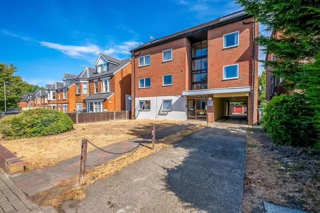 Plaistow Lane, The Fairway, BR1, photo 1