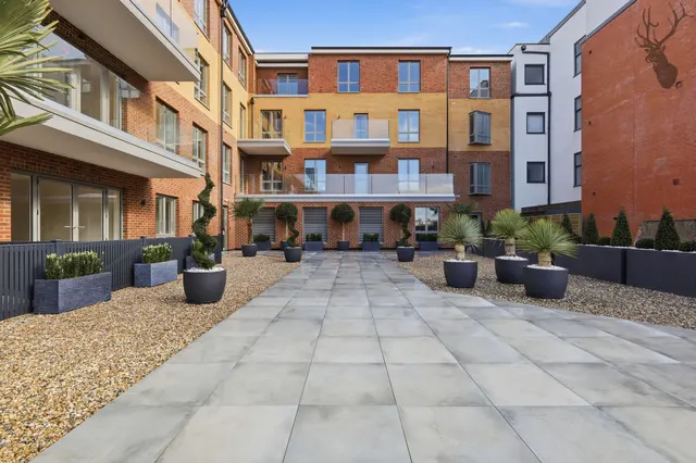 High Road, Chigwell, IG7, photo 1