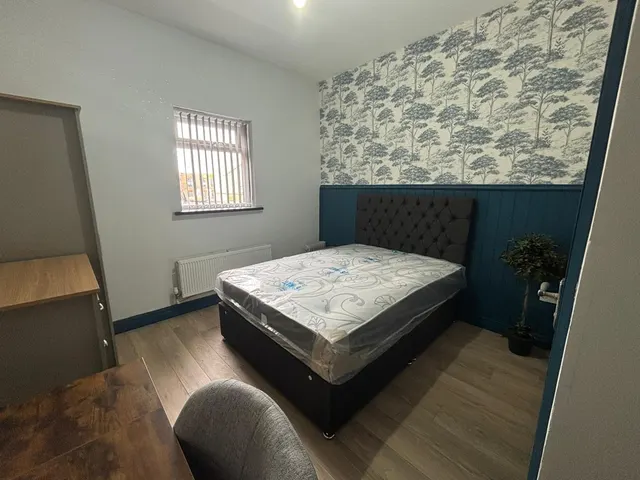 Huddersfield Road, Oldham, OL1, photo 1