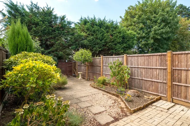 Lower Edgeborough Road, Guildford, GU1, photo 2