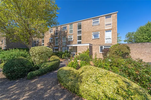 Harrowdene Gardens, Teddington, TW11 0DN, photo 1