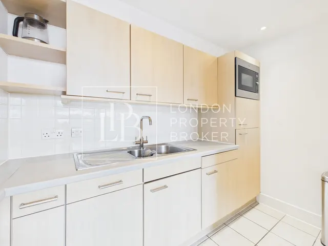Buckingham Palace Road, London, SW1W, photo 3