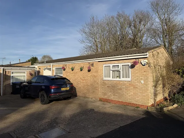 3 bedroom property — Stidfall Grove, Leamington Spa