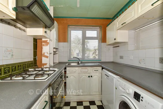Taylors Crescent, Cranleigh, GU6, photo 3