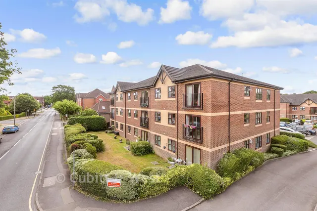 Victoria Road, Horley, RH6, photo 1
