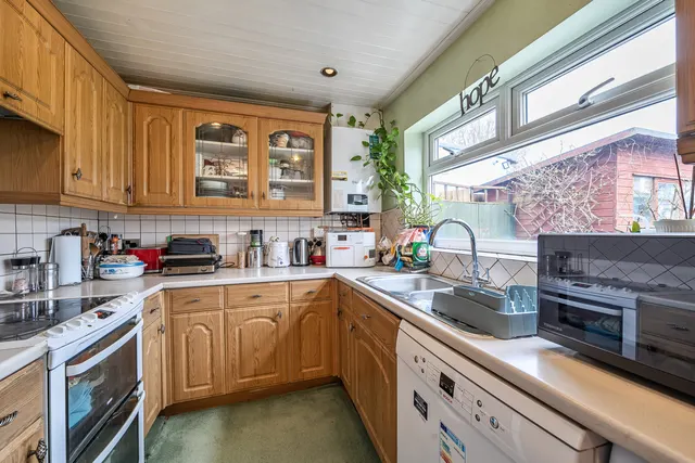Camrose Avenue, Edgware, HA8, photo 3