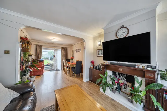Camrose Avenue, Edgware, HA8, photo 2