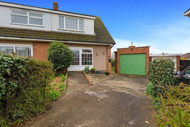 3 bedroom house — Lime Grove, Wellingborough, NN8 4SE