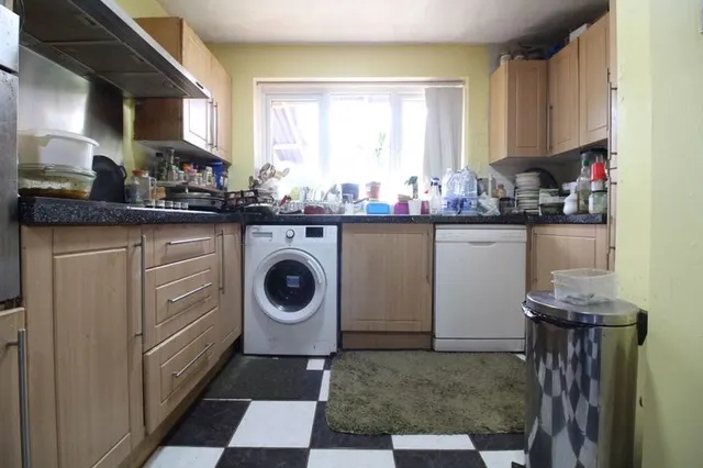 Photo 3 — Midhurst Gardens, Luton LU3 1UG