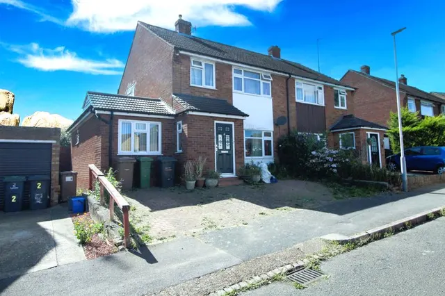 Midhurst Gardens, Luton LU3 1UG, photo 1