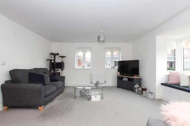 Photo 3 — Waring Crescent, Aston Clinton, Buckinghamshire, HP22 0AB
