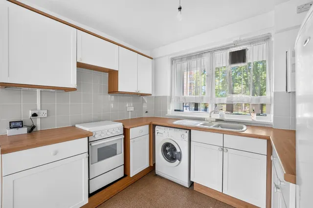 Keevil Drive, London, photo 1