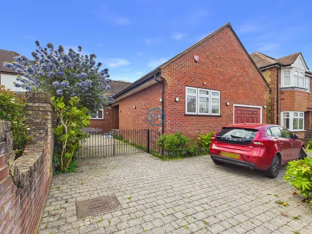 6 bedroom house — Sharps Lane, Ruislip, HA4 7JB