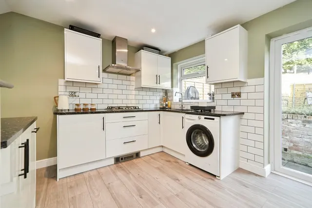 Hough End Avenue, Leeds, LS13, photo 3