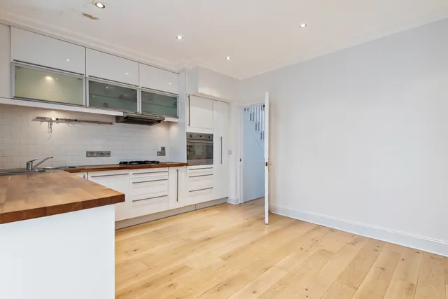 Clifton Park Avenue, London, SW20, photo 1