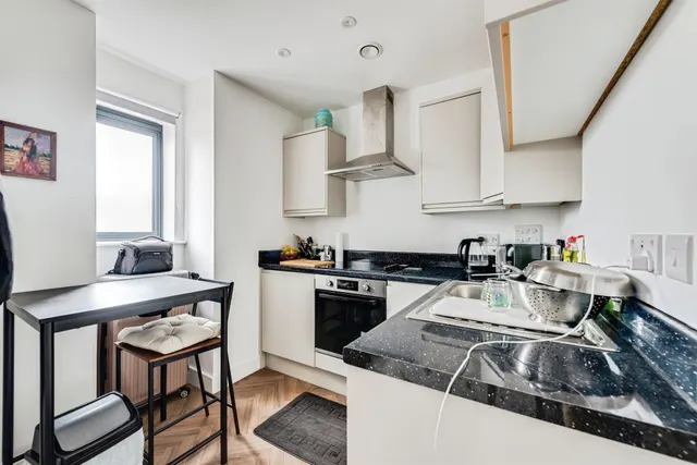 Commercial Road, Swindon, SN1, photo 3