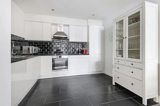 High Street, Dorking, RH4, photo 1