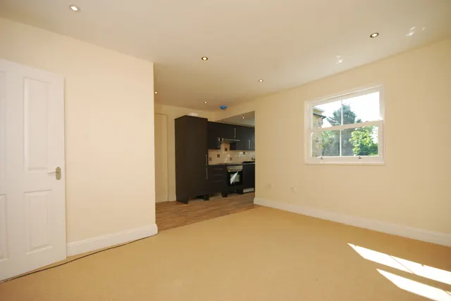 Photo 2 — Flat 4, 32 Bird In Bush Road, London