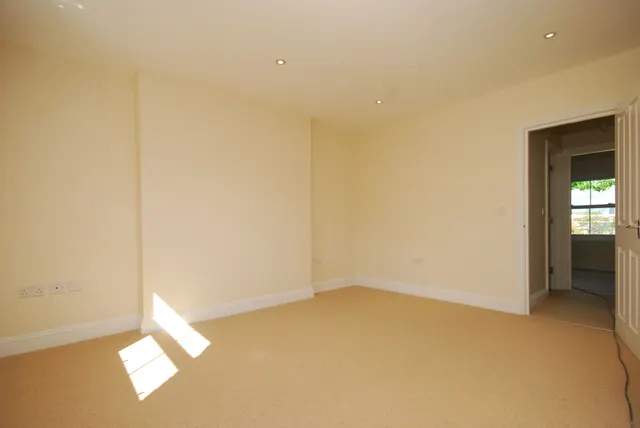 Photo 3 — Flat 4, 32 Bird In Bush Road, London