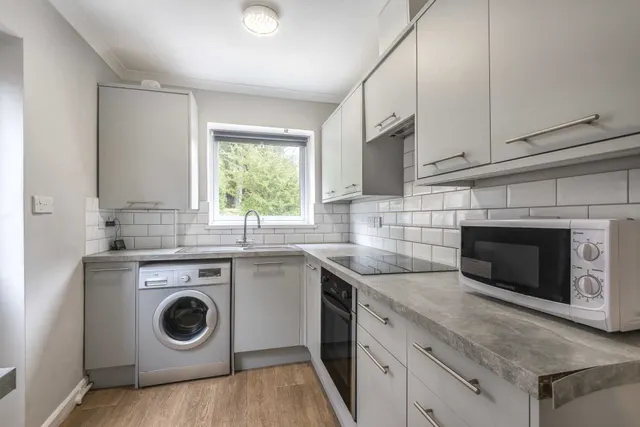 Photo 3 — Beech Grove, Guildford, GU2 7UZ