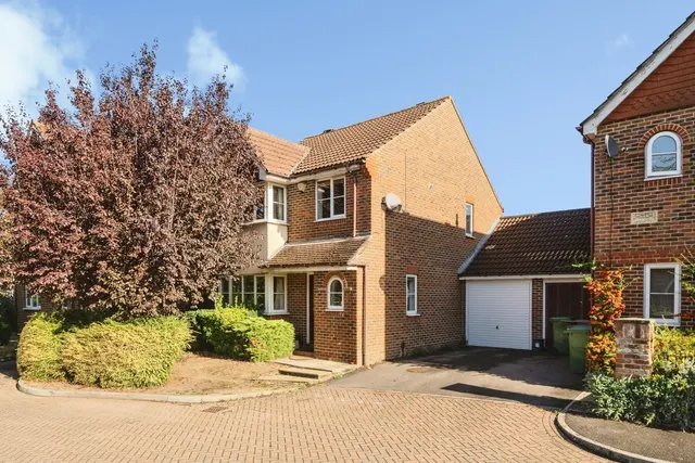 Falcon Wood, Leatherhead, KT22, photo 1