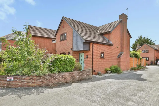 Columbia Road, Ensbury Park, BH10, photo 1