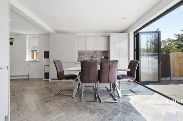 Stradbroke Grove, Clayhall, IG5, photo 2