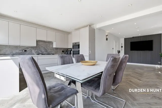 Stradbroke Grove, Clayhall, IG5, photo 3