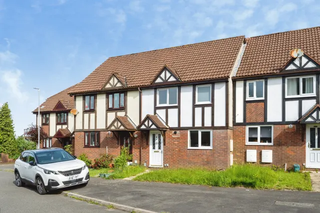 Courtlands Way, Swansea, photo 1