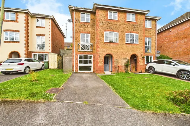 Coltsfoot Close, Burghfield Common, RG7, photo 1