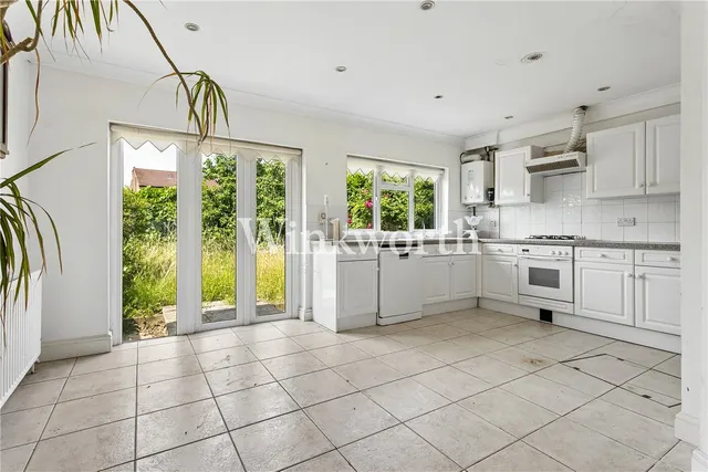 Chimes Avenue, London, N13, photo 2