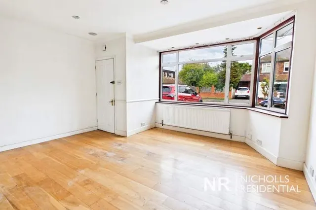 Cumberland Drive, Chessington, KT9, photo 2