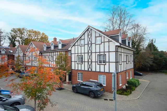 Drury Court, Chalfont St Peter, SL9, photo 1
