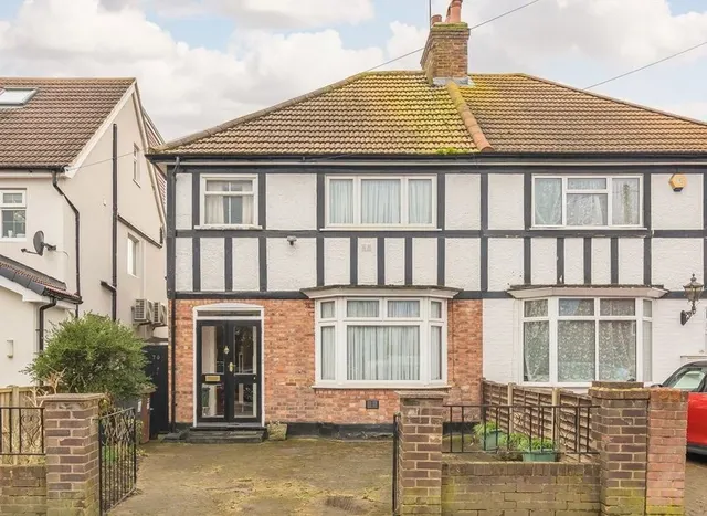 Gresham Road, Hounslow, TW3, photo 1
