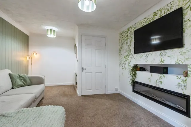 Photo 2 — Beachill Crescent, WAKEFIELD, West Yorkshire, WF4