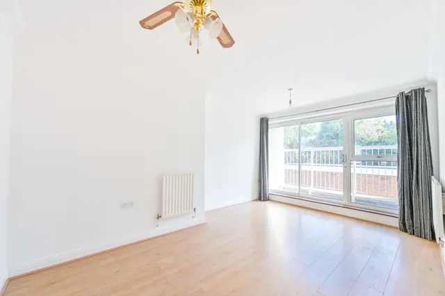 17 Wessex Court, 120 The Avenue, Wembley, photo 1