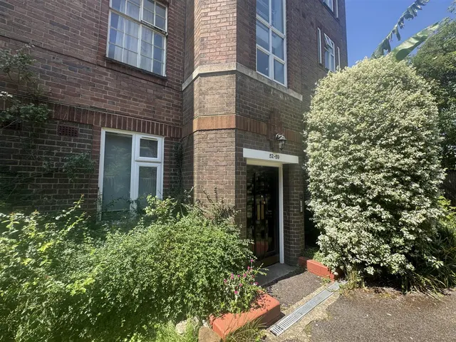 2 bedroom flat — Rosemary Gardens, Mortlake, London