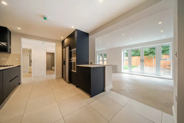 3 bedroom flat — Courtlands Avenue, SE12