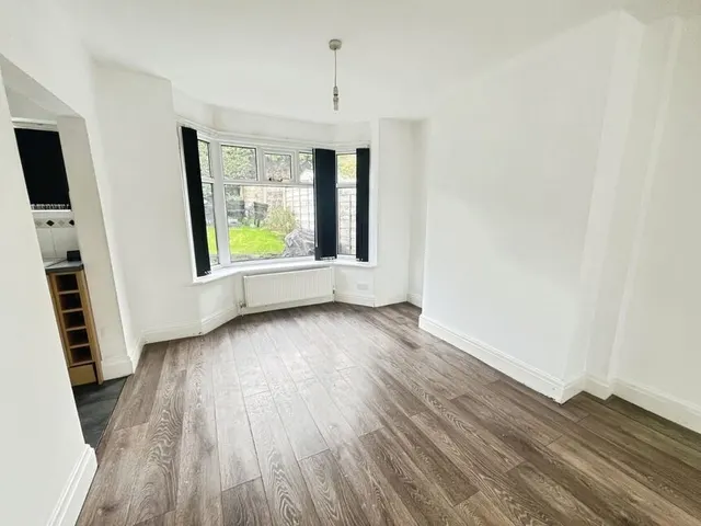 Ashleigh Avenue, Glossop, SK13, photo 3