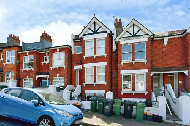 3 bedroom flat — Sandown Road, Brighton