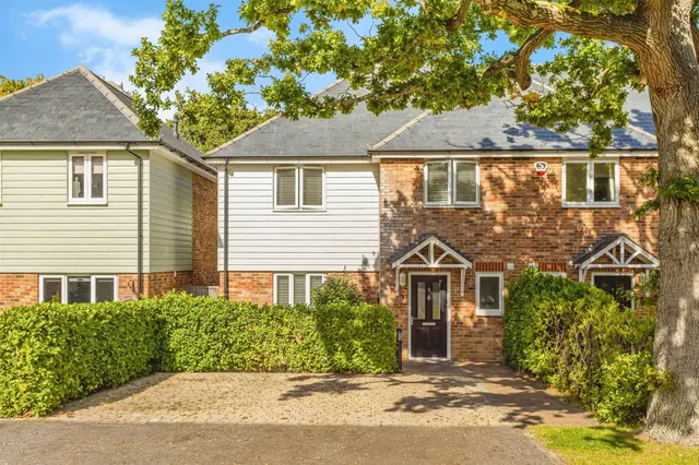 Walnut Close, Burgess Hill, photo 1