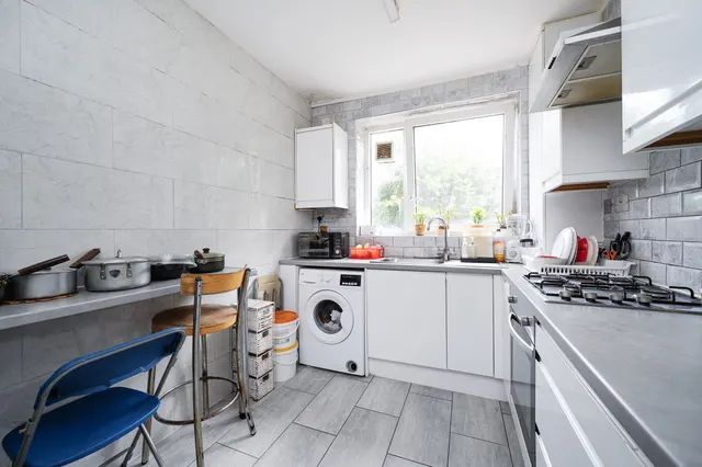 Photo 3 — 18 Bancroft House, Cephas Street, London