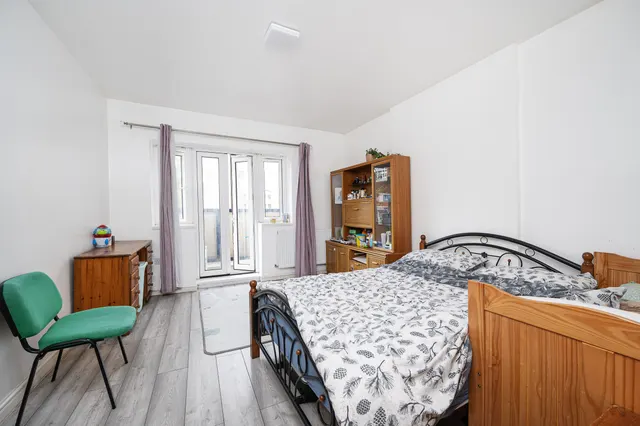 Photo 2 — 18 Bancroft House, Cephas Street, London
