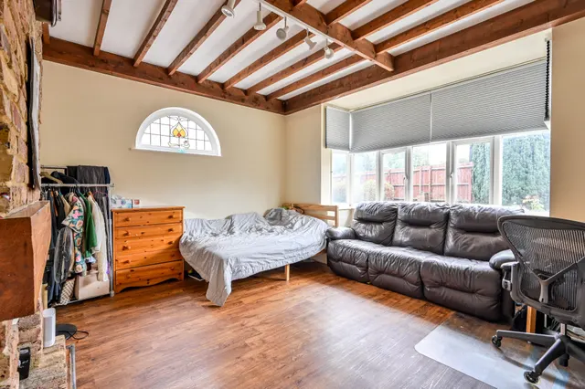 Photo 3 — 8 Savile Close, New Malden