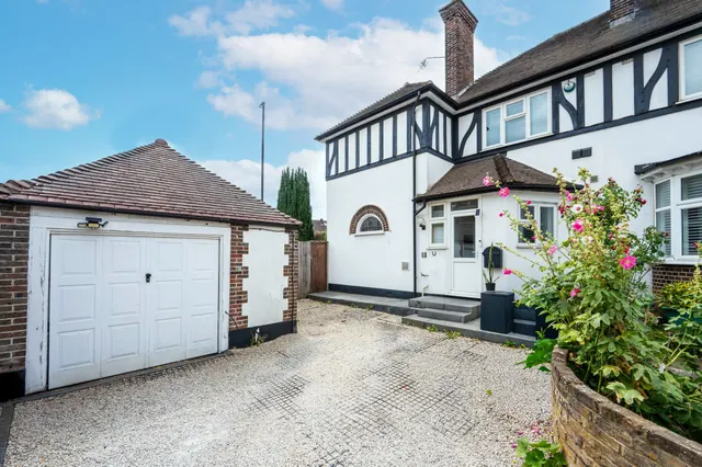 8 Savile Close, New Malden, photo 1