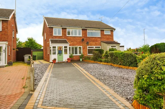 Brookside Crescent, Wirral, photo 1